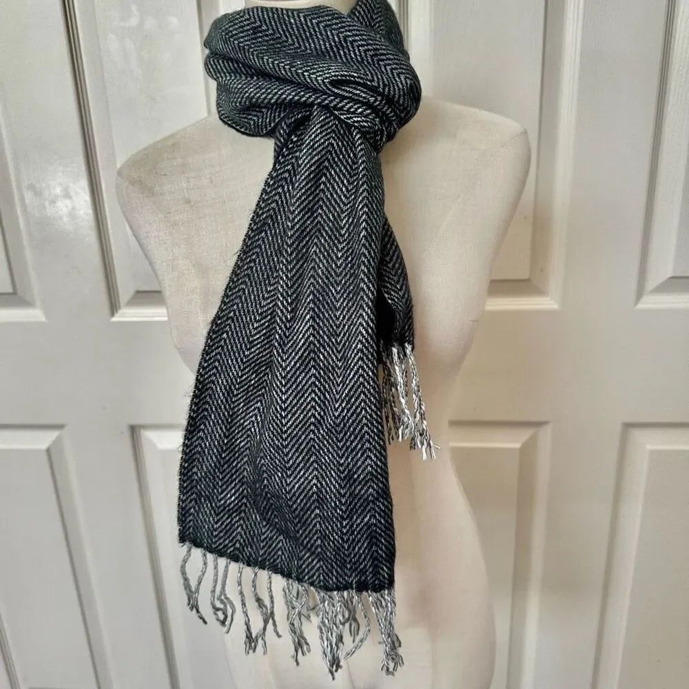 D&Y Softer Than Cashmere Gray Plaid Fringe scarf